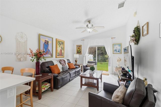 20494 SW 5th St, Pembroke Pines, FL 33029