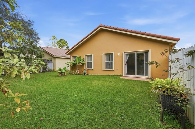 20494 SW 5th St, Pembroke Pines, FL 33029