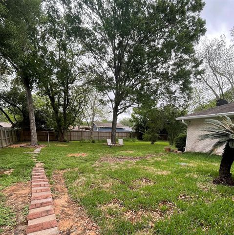 2405 Byron Avenue, Pearland, TX 77581