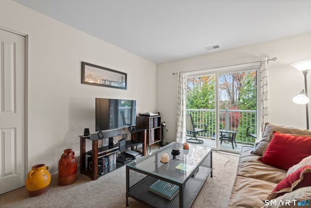 26 Schoolhouse Drive 204, West Hartford, CT 06110