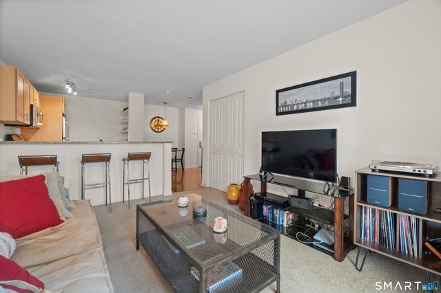 26 Schoolhouse Drive 204, West Hartford, CT 06110