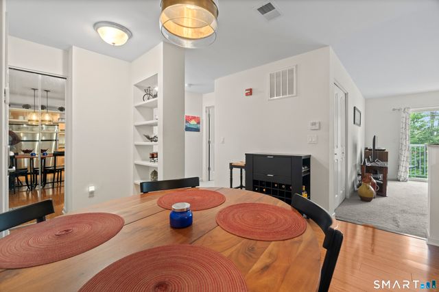 26 Schoolhouse Drive 204, West Hartford, CT 06110