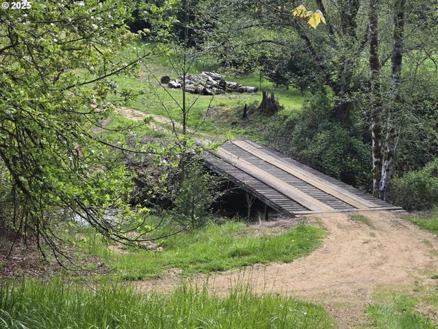 2262 LOUIS CREEK Rd, Myrtle Creek, OR 97457