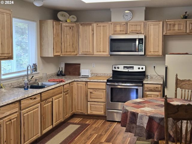 2262 LOUIS CREEK Rd, Myrtle Creek, OR 97457