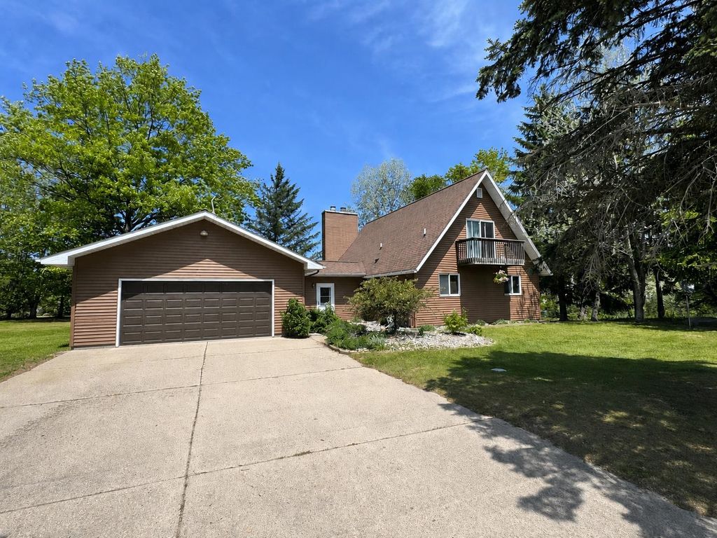 1035 Cantabrian Drive, Lake Isabella, MI 48893