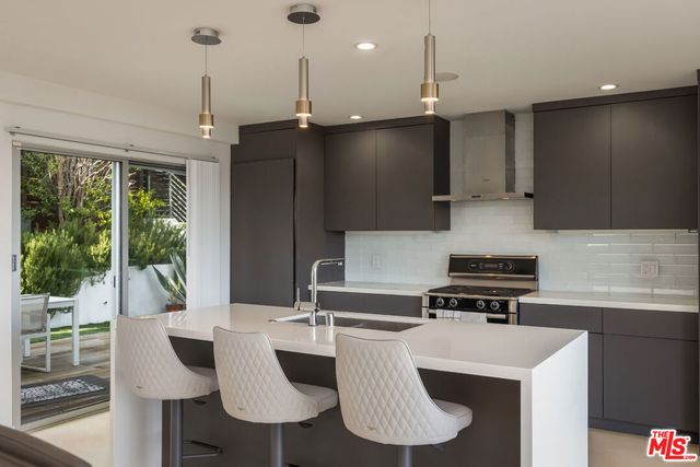 8171 Mannix Drive, Los Angeles, CA 90046