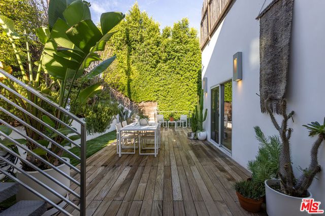 8171 Mannix Drive, Los Angeles, CA 90046