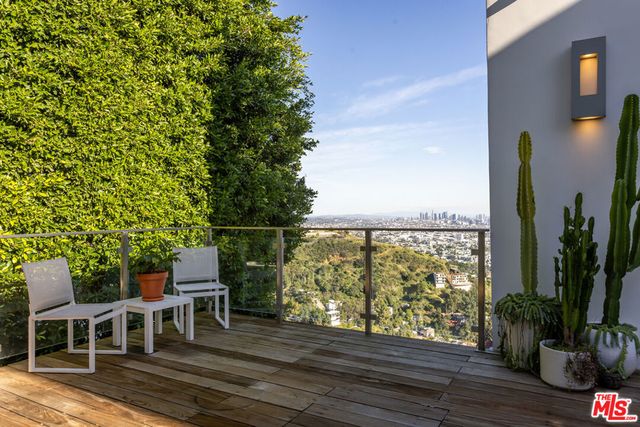 8171 Mannix Drive, Los Angeles, CA 90046