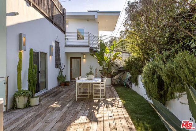 8171 Mannix Drive, Los Angeles, CA 90046