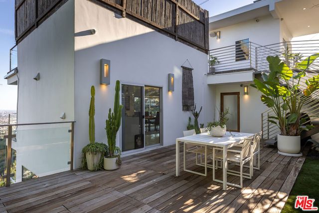 8171 Mannix Drive, Los Angeles, CA 90046