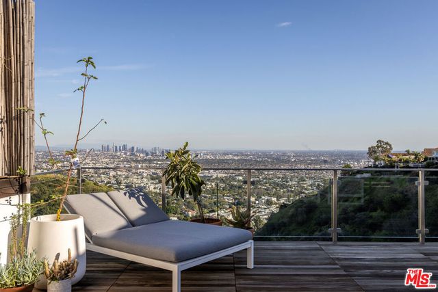 8171 Mannix Drive, Los Angeles, CA 90046