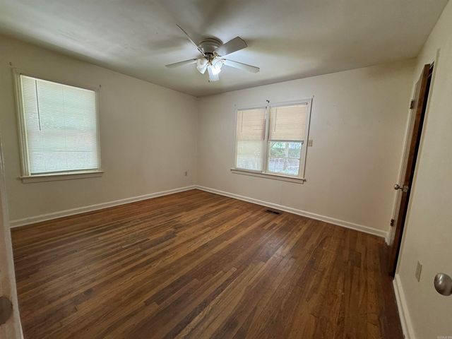 1648 Davis St, Conway, AR 72032