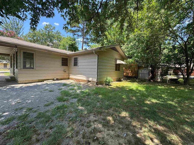 1648 Davis St, Conway, AR 72032
