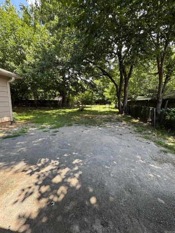 1648 Davis St, Conway, AR 72032