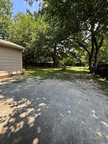 1648 Davis St, Conway, AR 72032
