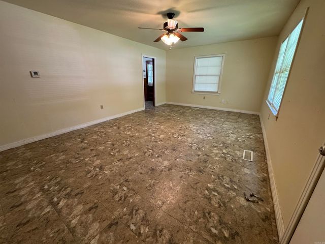 1648 Davis St, Conway, AR 72032