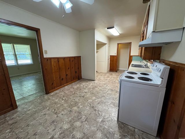 1648 Davis St, Conway, AR 72032