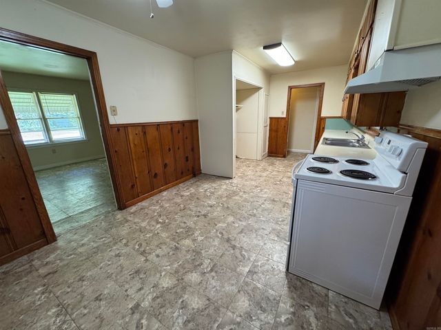 1648 Davis St, Conway, AR 72032