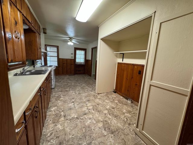 1648 Davis St, Conway, AR 72032