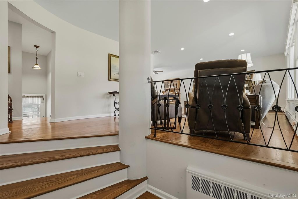 53 Greenwood Lane, Valhalla, NY 10595 — photo 2