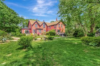 219 Nanaquaket Road, Tiverton, RI 02878
