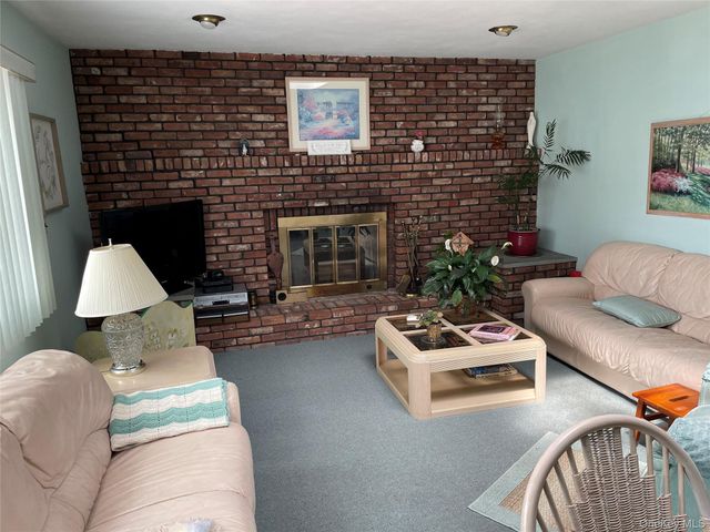 581 Grand Avenue, Lindenhurst, NY 11757