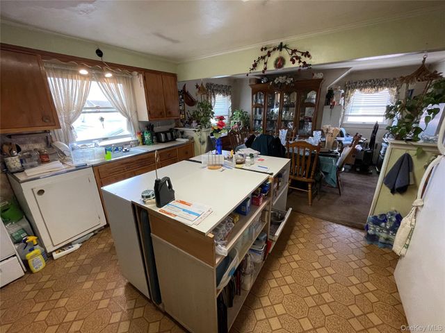 581 Grand Avenue, Lindenhurst, NY 11757