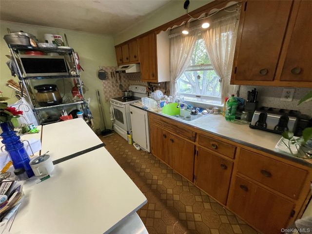 581 Grand Avenue, Lindenhurst, NY 11757