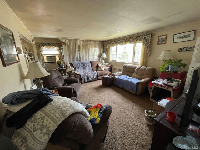 581 Grand Avenue, Lindenhurst, NY 11757