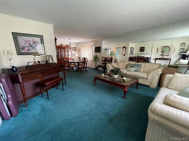 581 Grand Avenue, Lindenhurst, NY 11757