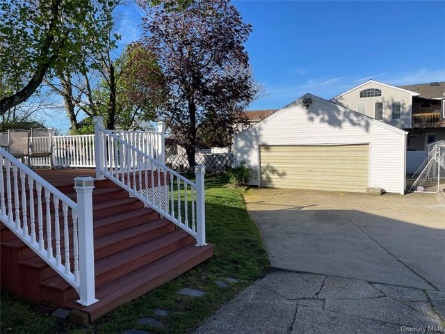 581 Grand Avenue, Lindenhurst, NY 11757