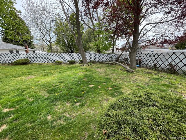 581 Grand Avenue, Lindenhurst, NY 11757