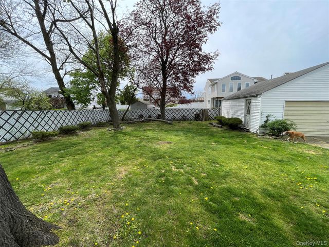 581 Grand Avenue, Lindenhurst, NY 11757