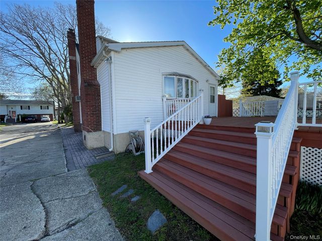 581 Grand Avenue, Lindenhurst, NY 11757