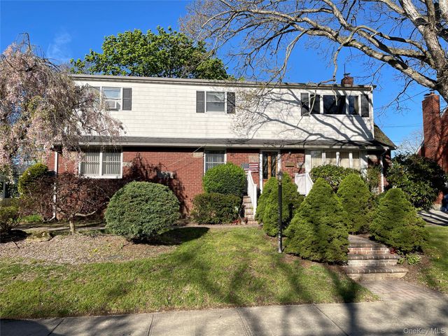 581 Grand Avenue, Lindenhurst, NY 11757