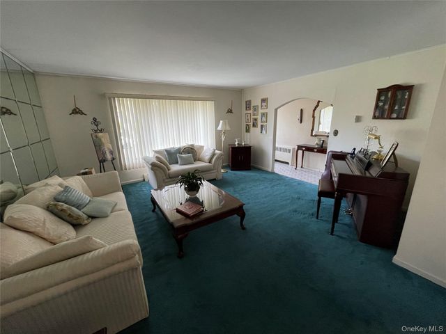 581 Grand Avenue, Lindenhurst, NY 11757