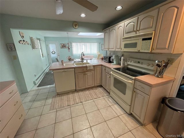 581 Grand Avenue, Lindenhurst, NY 11757