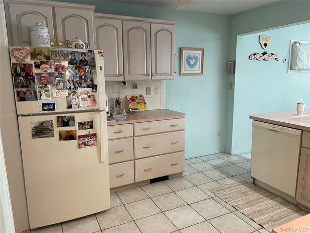 581 Grand Avenue, Lindenhurst, NY 11757