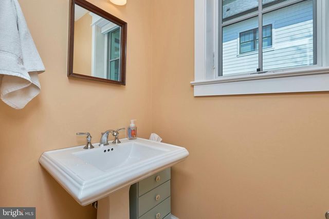 1243 N STUART ST, Arlington, VA 22201