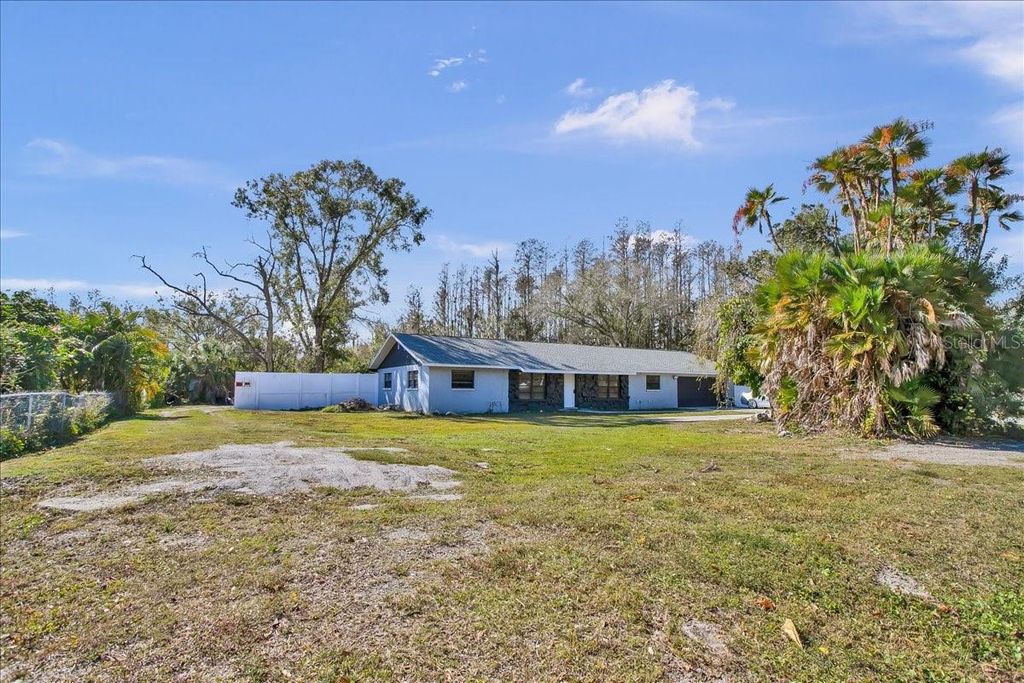 Image 7 of property listing at 6124 LYNN ROAD, Tampa, FL 33625