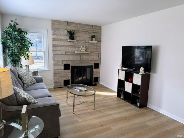 300 Christ Road, Evansville, IN 47711