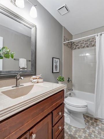 1221 Newport Landing Drive, Fenton, MO 63026