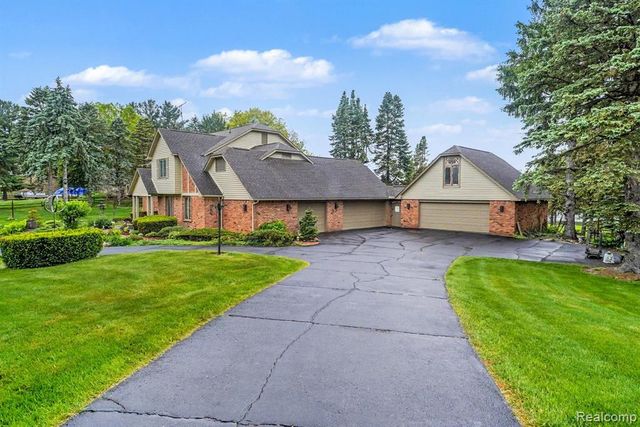 10391 Hills Lane Drive, Goodrich, MI 48438