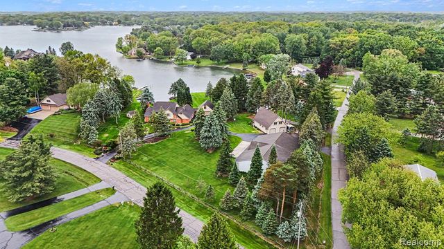 10391 Hills Lane Drive, Goodrich, MI 48438