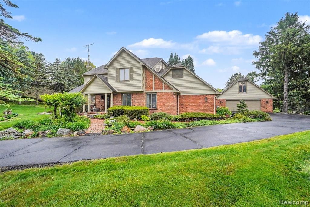 10391 Hills Lane Drive, Goodrich, MI 48438