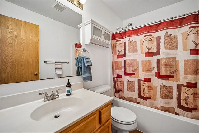 5916 Sutton Place 8, Urbandale, IA 50322
