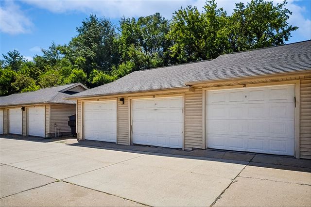 5916 Sutton Place 8, Urbandale, IA 50322