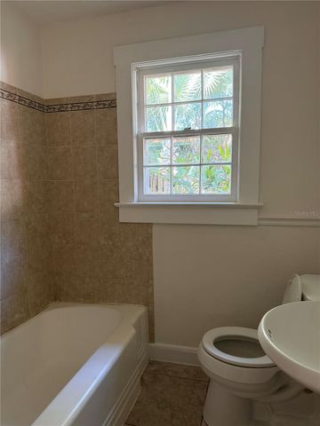 3813 W DE LEON STREET, Tampa, FL 33609