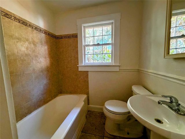 3813 W DE LEON STREET, Tampa, FL 33609