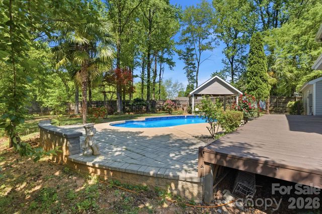 6839 Honey Hurst Lane, Charlotte, NC 28212